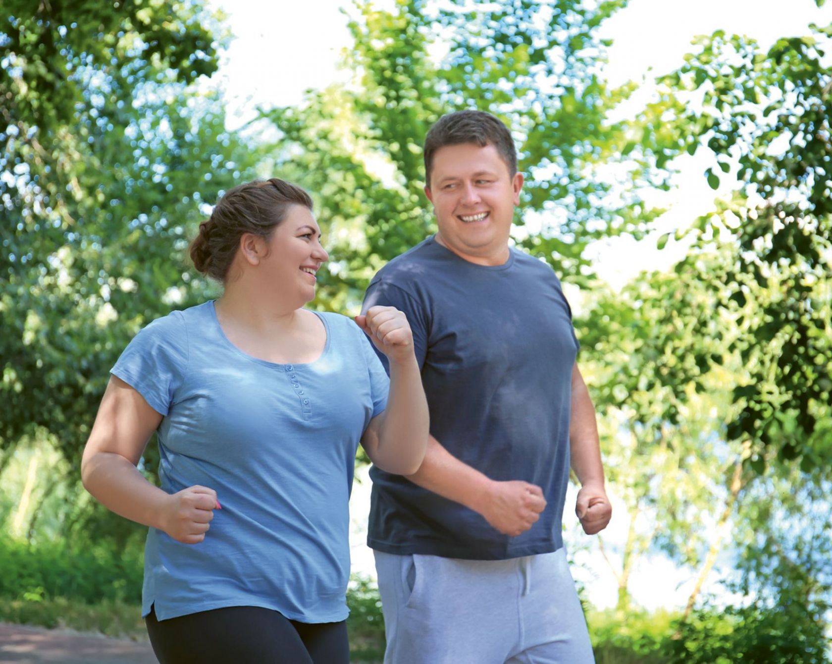 Zwei adipöse Personen am Joggen