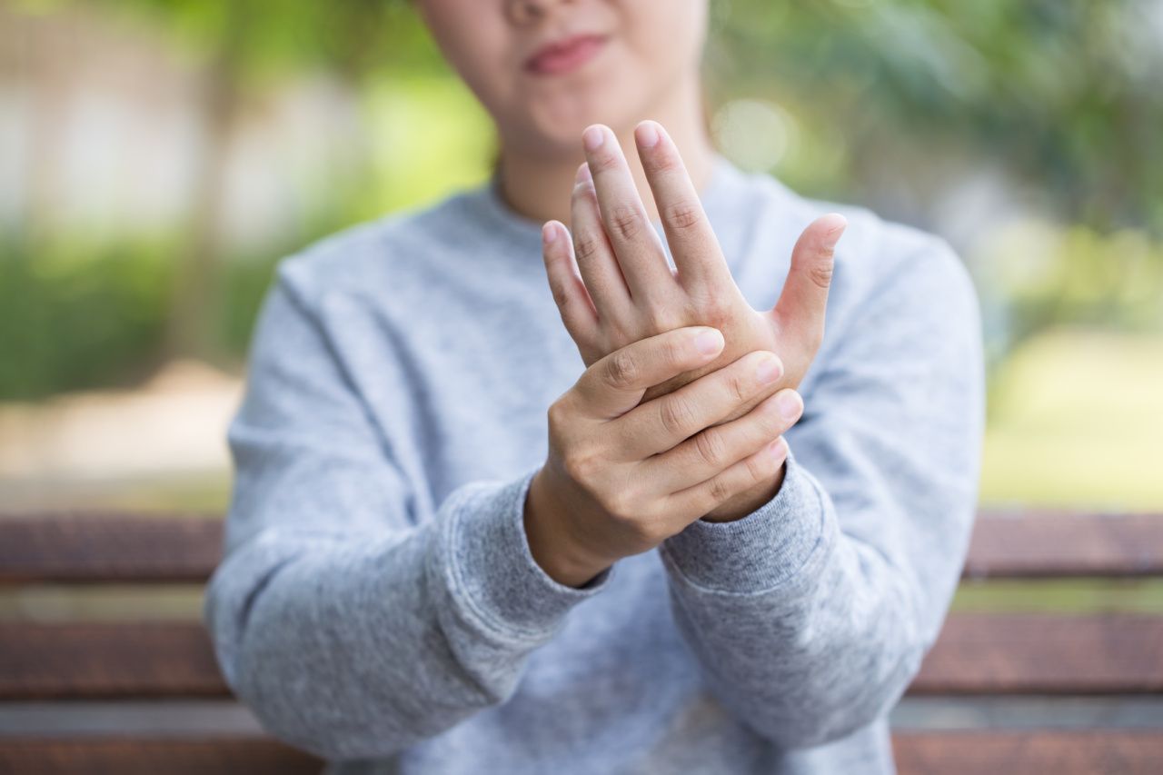 Eine Hand hält die andere, symbolisiert Handgelenksschmerzen