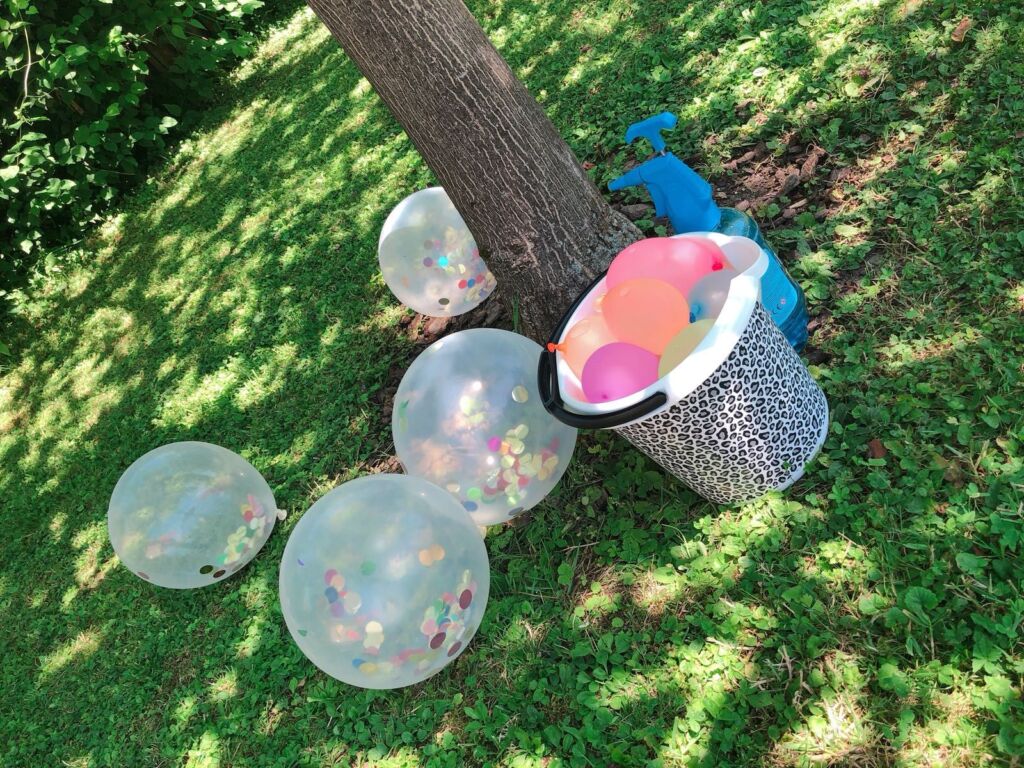 Ballons und Wasserballone in einer Wiese