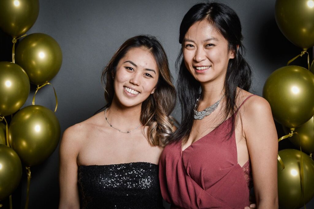 Zwei Frauen posieren für ein Foto eines Galaabends