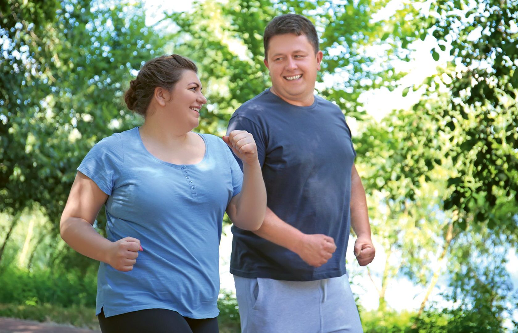 Korpulenter Mann und korpulente Frau am joggen