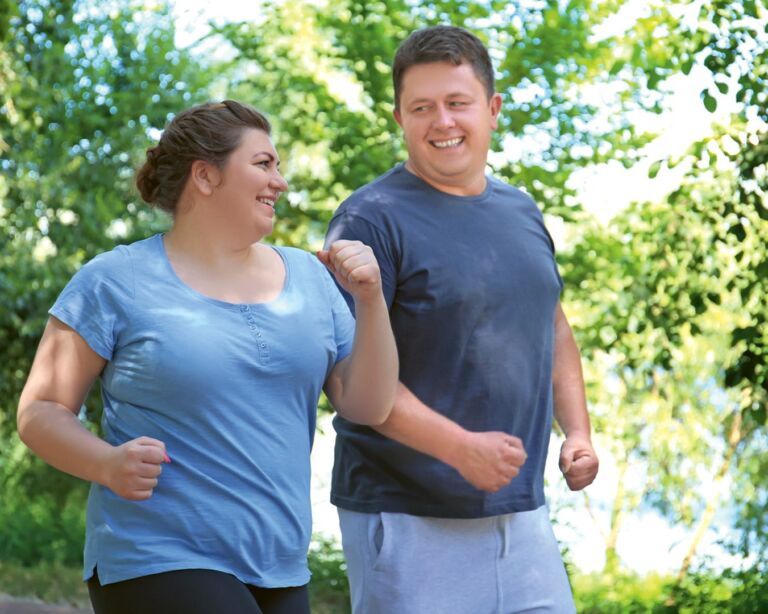 Korpulenter Mann und korpulente Frau am joggen