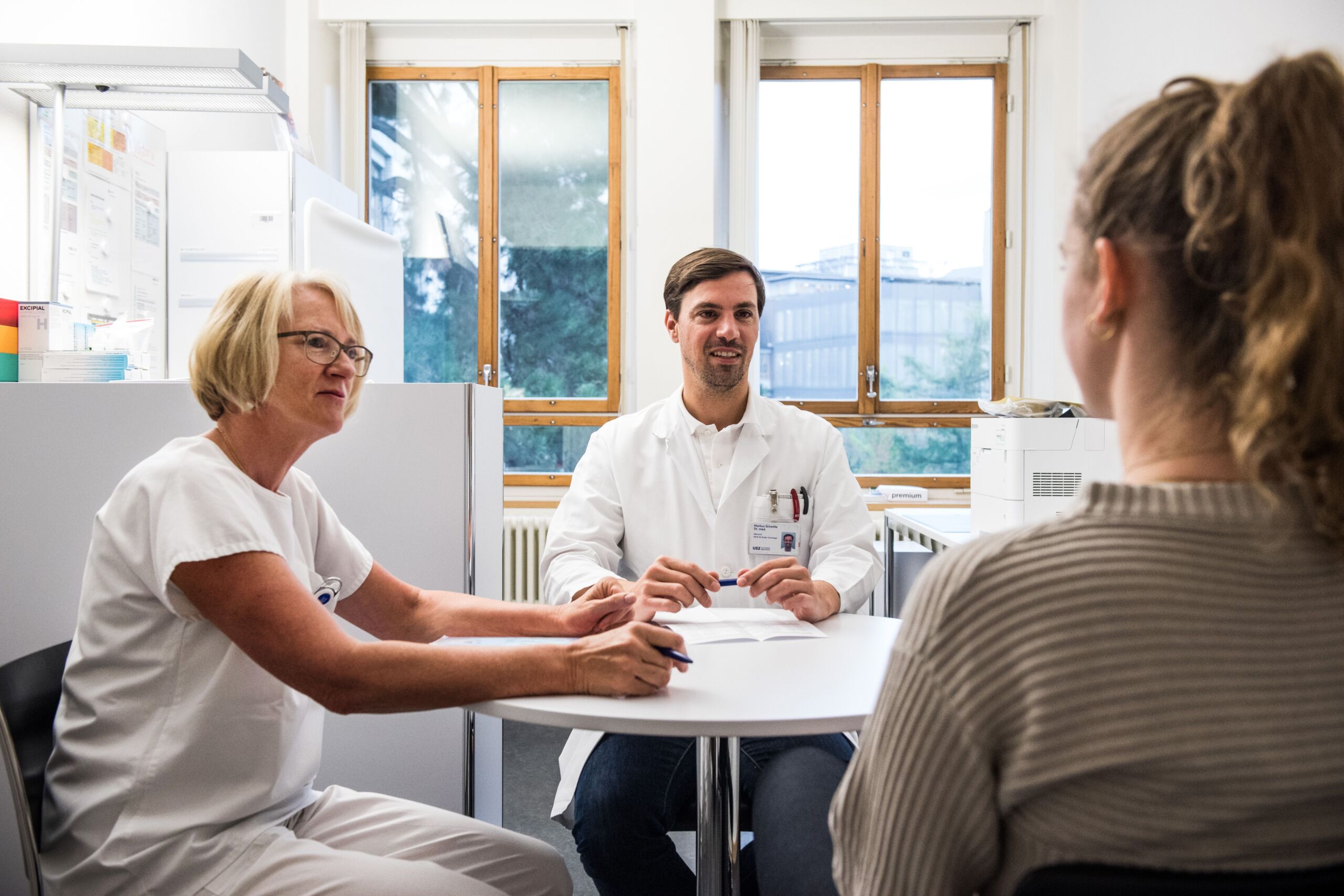 Sprechstunde zwischen zwei Ärzten und einer Patientin