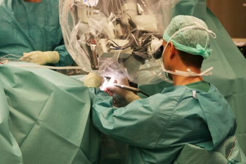Chirurg führt Operation am Ohr durch