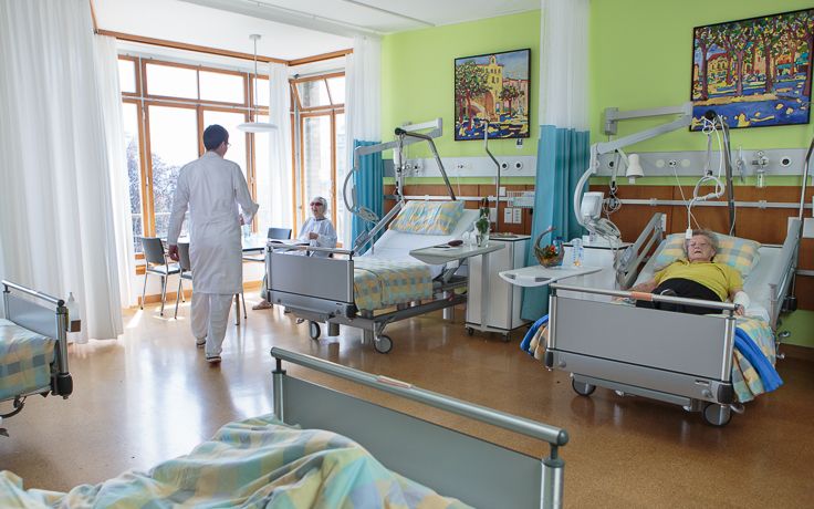 Das Patientenzimmer mit mehreren Betten