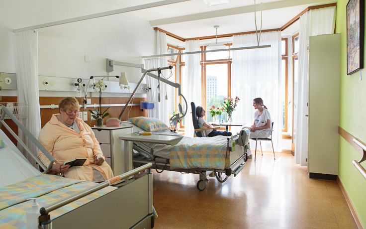 Das Patientenzimmer mit mehreren Betten