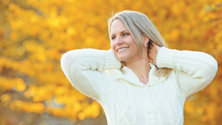 Lächelnde Frau in weissem Pullover